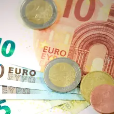 Banknoty 10, 20 i 5 euro oraz monety. Widać napisy "EURO" i cyfry, które przypominają liczby po francusku.