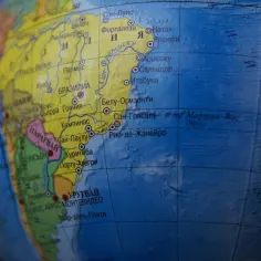 Fragment mapy świata z zaznaczonym południkiem, widoczne kraje Ameryki Południowej, miasta jak Rio de Janeiro i Buenos Aires.