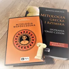 Dwie książki: "Mitologia grecka i rzymska" oraz "Mitologia współczesna". Obok miniaturowa kolumna, symbolizująca antyczną architekturę, nawiązującą do mitologii greckiej.