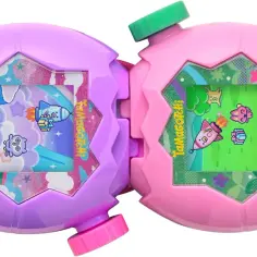 Dwa otwarte Tamagotchi: fioletowe z kosmicznym motywem i różowe z zielonym tłem. Na ekranach pikselowe postacie i rakiety.